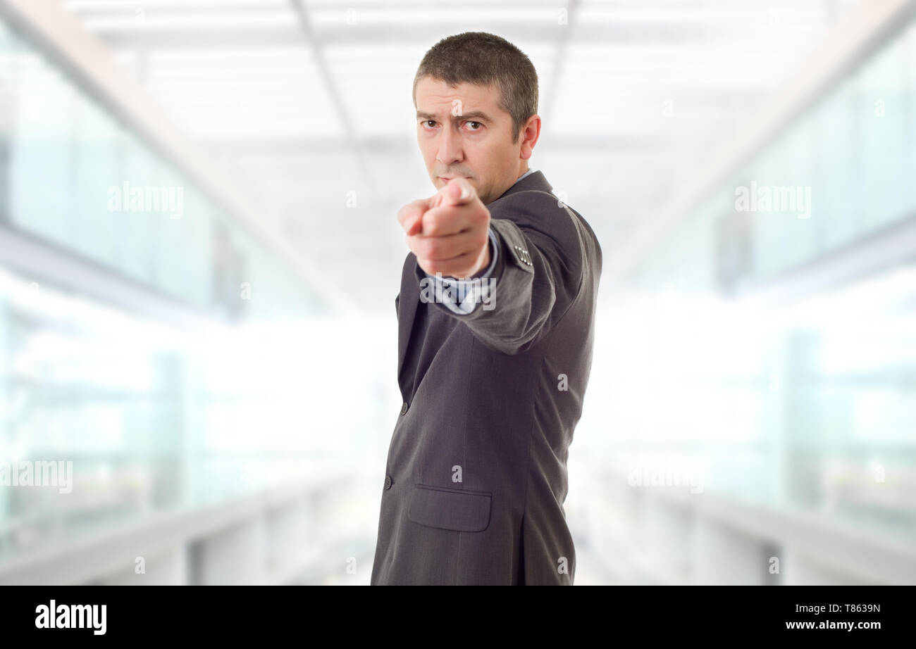 Mad business man rivolta, presso l'ufficio Foto Stock