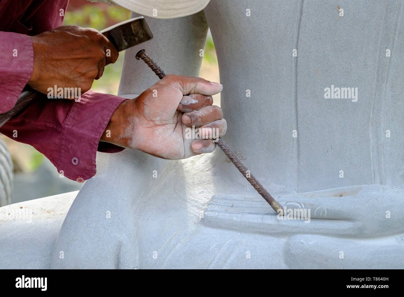 Cambogia, artigianato, pietra scultura di un impressionante statua di Buddha Foto Stock
