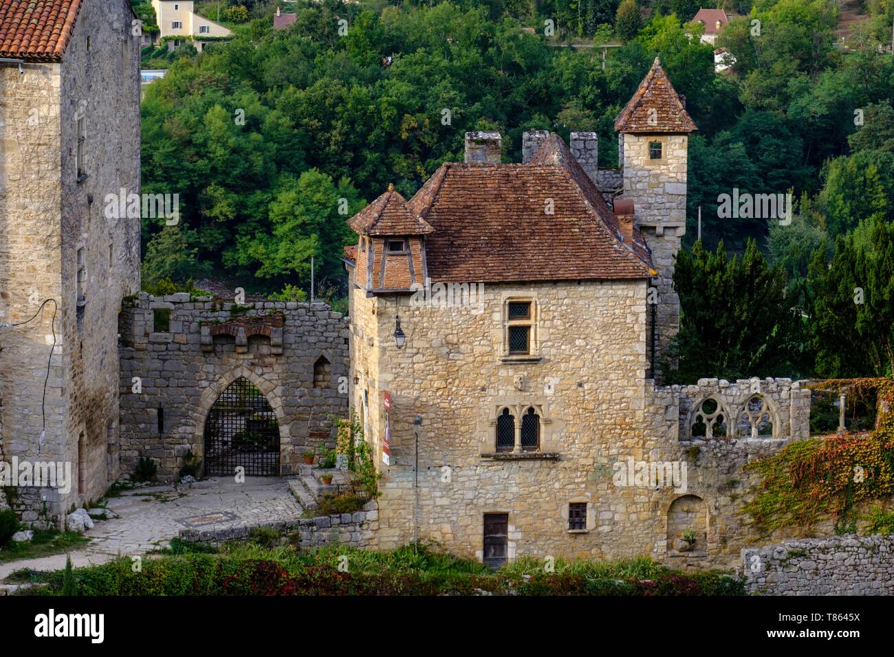 Francia, Quercy, Lot, Saint Cirq Lapopie, etichettati in uno dei più bei villaggi di Francia, Foto Stock