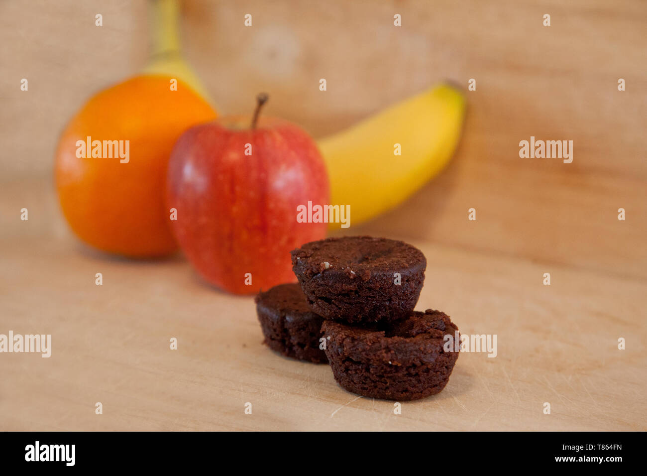Brownie in primo piano con deliziosa frutta ricerca in background Foto Stock