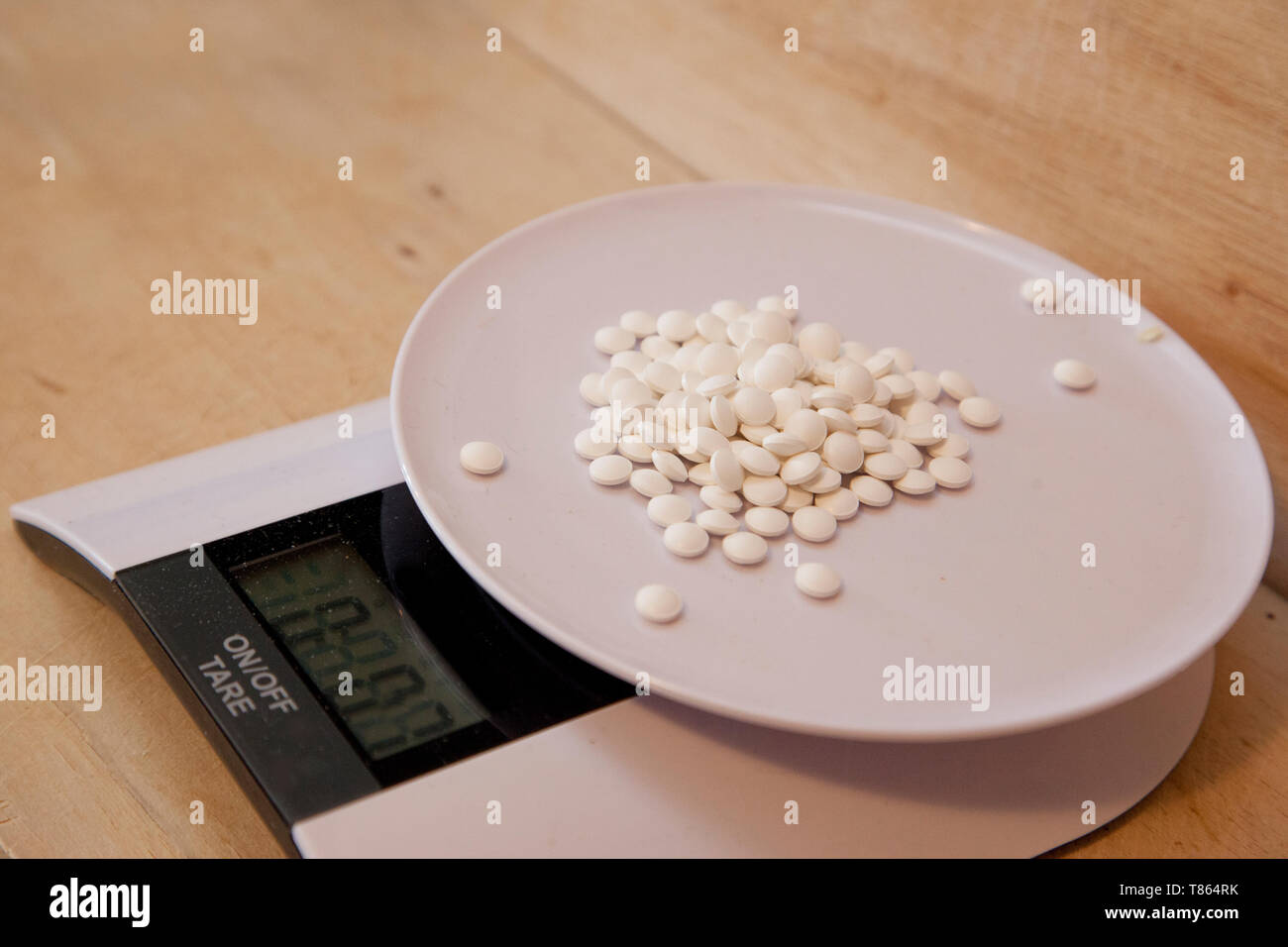 Bilancia da cucina con piccola medicazione o pillole o vitamine pesato Foto Stock