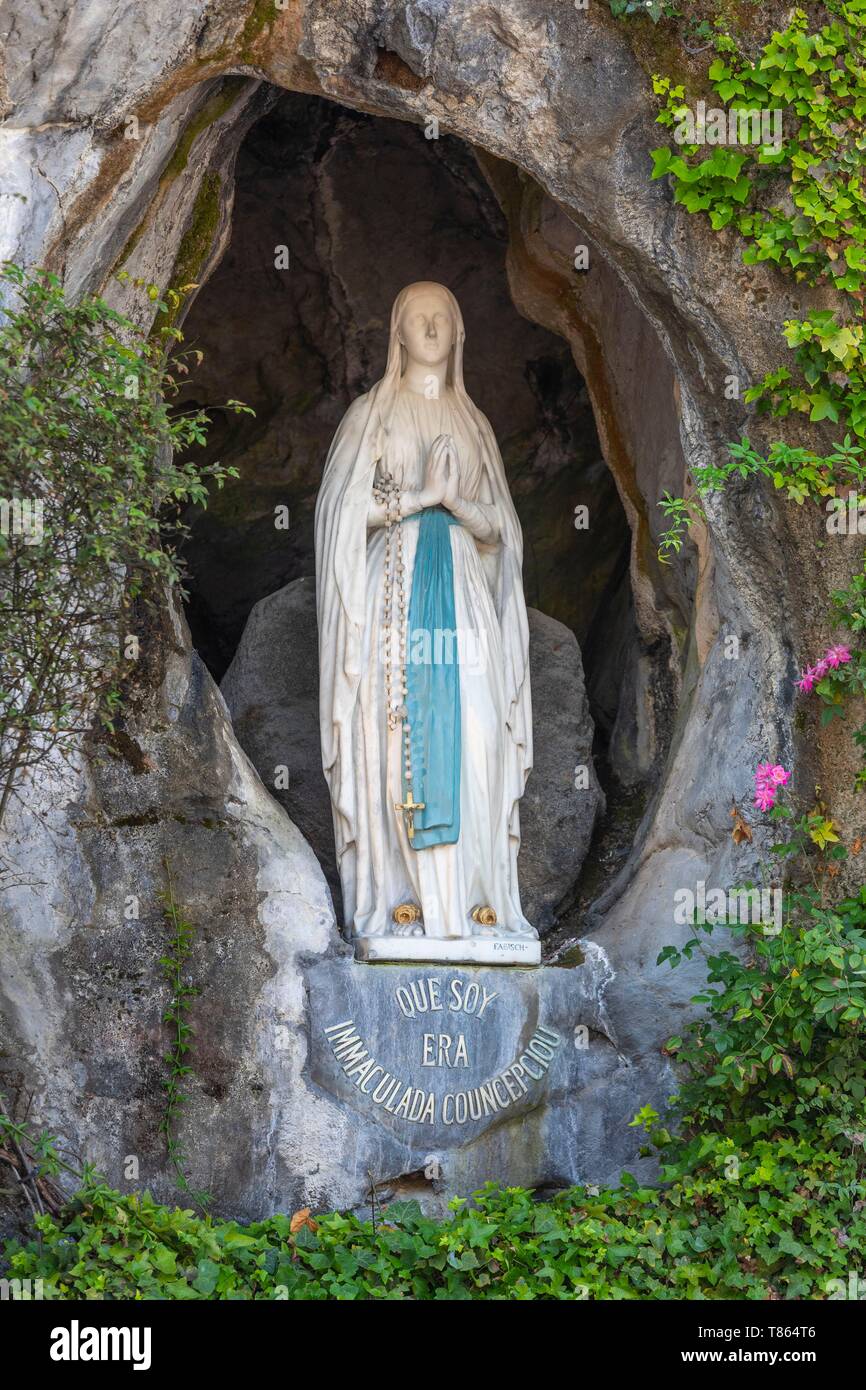 Francia, Hautes-Pyrenees, Lourdes, grotta di Massabielle, la statua ...