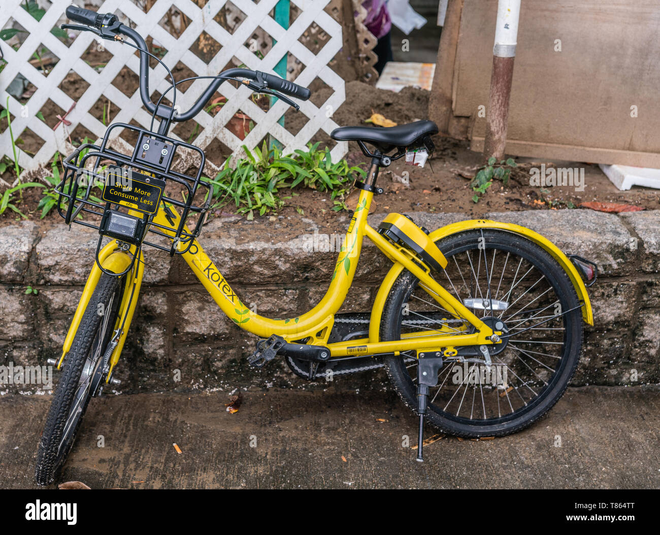 Hong Kong, Cina - 8 Marzo 2019: Mercato Tai Po in un nuovo territorio. Giallo OFO bike a noleggio, per condividere, sorge sul lato del mercato. Kotex, creatore di femini Foto Stock