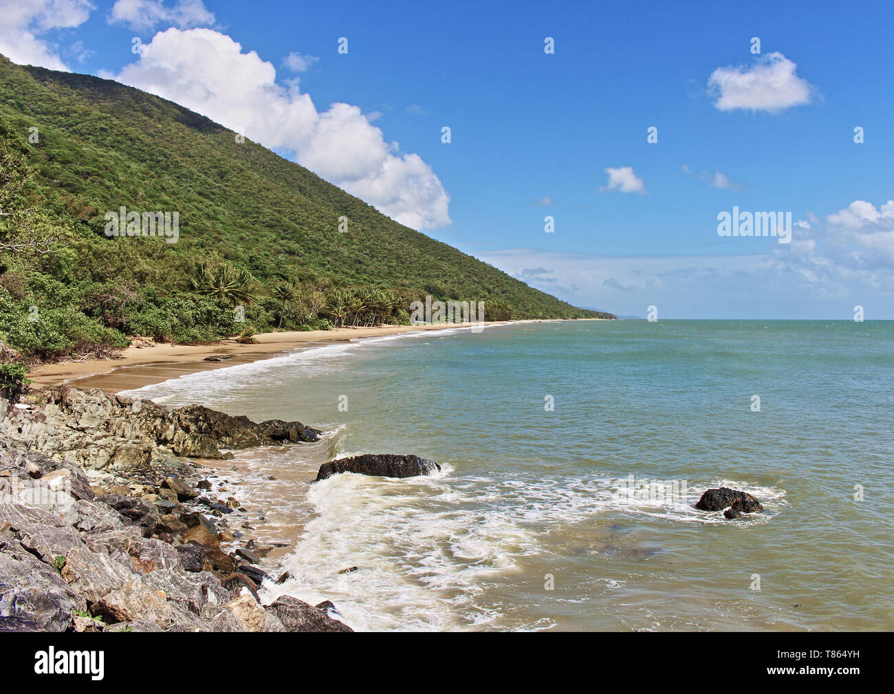 Un bel tratto di tropicale Nord Queensland costa conosciuta anche come Ellis Beach Foto Stock