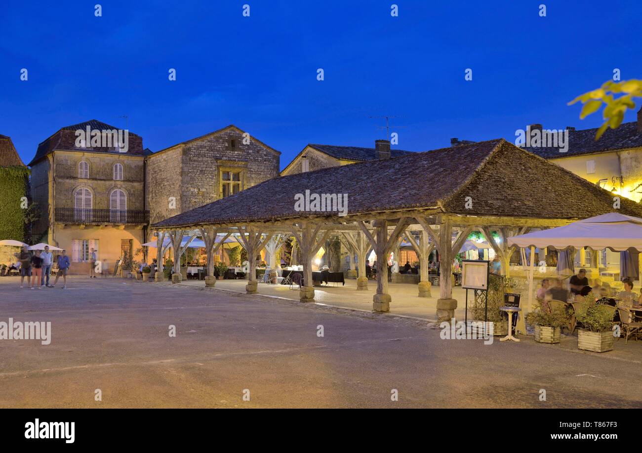 Francia, Dordogne, Perigord Pourpre, Monpazier, etichettati Les Plus Beaux Villages de France (i più bei villaggi di Francia), Place des Cornieres in La bastide, la hall Foto Stock