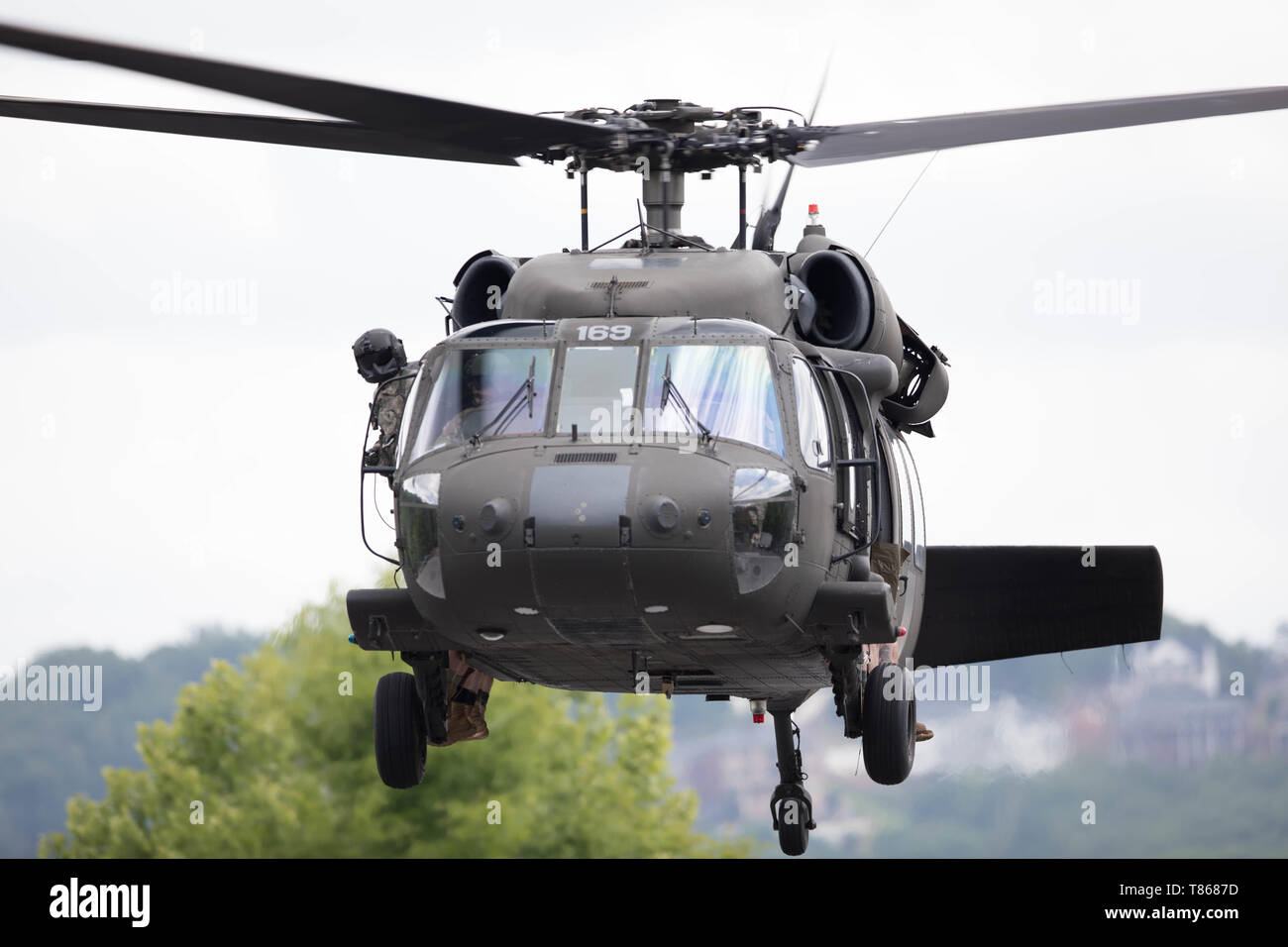 Un U.S. Esercito UH-60 Blackhawk elicottero, assegnato alla società di Charlie, 185th elicottero d'assalto battaglione, tiene fuori dalla zona di atterraggio (LZ) in guerra Hill Park, Dawsonville, Ga., 8 maggio 2019. La formazione annuale evento organizzato da 5 Ranger del battaglione di formazione, Rangers dà la possibilità di diventare abili in acqua gli sbarchi, offrendo la comunità locale la possibilità di vedere il treno dei Rangers nel Lago Lanier area. (U.S. La riserva di esercito di foto dal personale Sgt. Austin Berner) Foto Stock