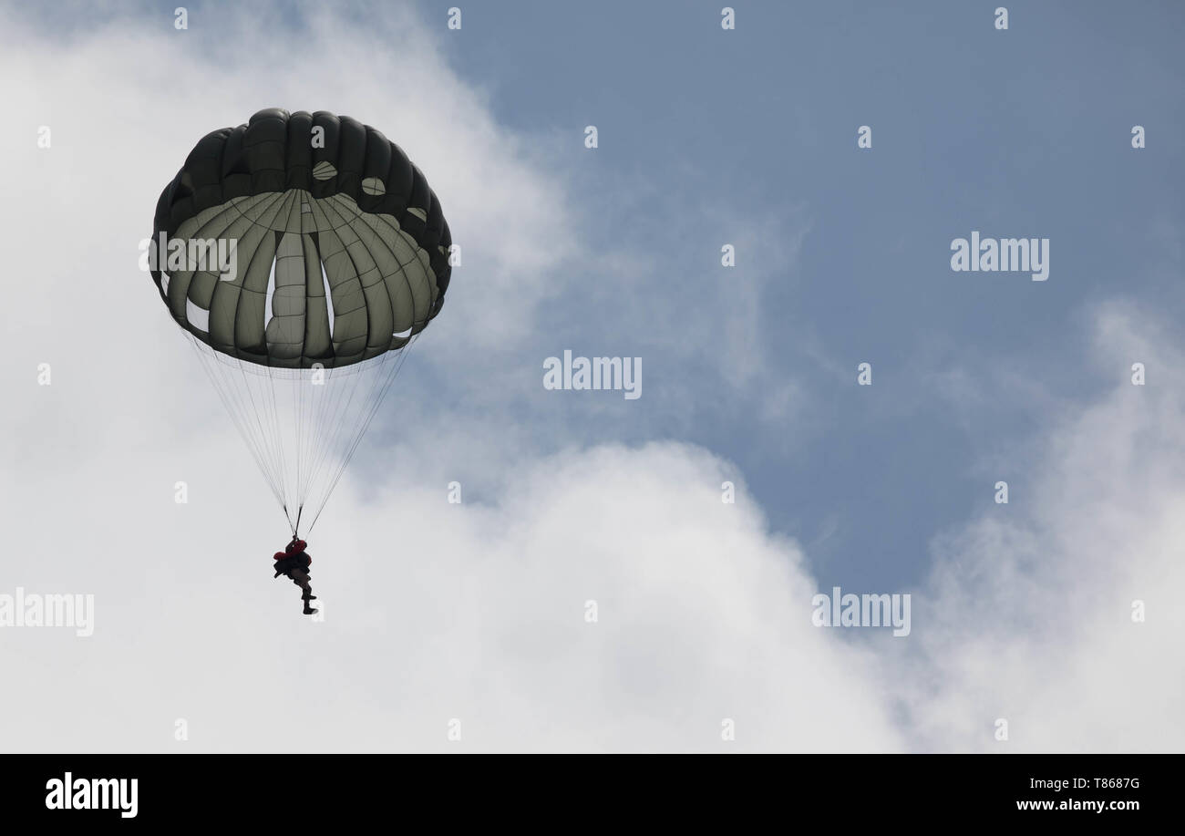 Un U.S. Army Ranger, assegnato al quinto Ranger del battaglione di formazione, paracadute in basso usando i loro MC-6, paracadute per condurre un atterraggio in acqua nel Lago Lanier in guerra Hill Park, Dawsonville, Ga., 8 maggio 2019. La formazione annuale evento organizzato da 5 Ranger del battaglione di formazione, Rangers dà la possibilità di diventare abili in acqua gli sbarchi, offrendo la comunità locale la possibilità di vedere il treno dei Rangers nel Lago Lanier area. (U.S. La riserva di esercito di foto dal personale Sgt. Austin Berner) Foto Stock
