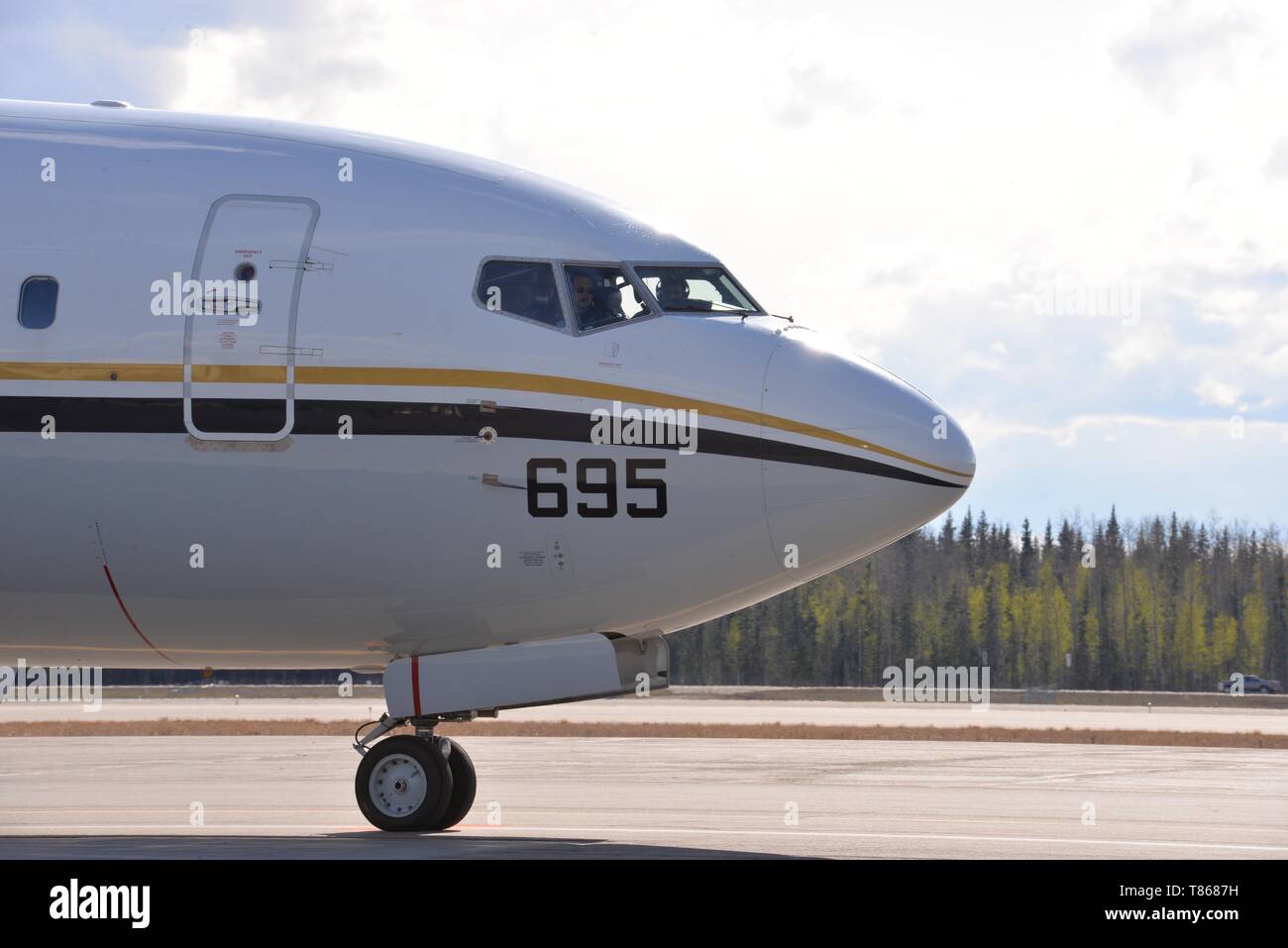 Un U.S. Navy C-40 Clipper taxi in preparazione per esercitare il bordo settentrionale, 9 maggio 2019, a Eielson Air Force Base in Alaska. Con i partecipanti e le risorse da U.S Air Force, Marine Corps e marina, bordo settentrionale è l'Alaska premier joint-esercizio progettato per mettere in pratica le operazioni e maggiore interoperabilità tra i servizi. (U.S. Air Force foto da 1Lt. Trudell Kayshel) Foto Stock