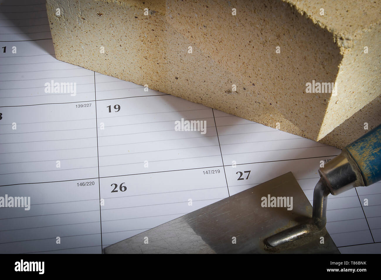 Fire mattoni e cazzuola sulla pagina del calendario Foto Stock