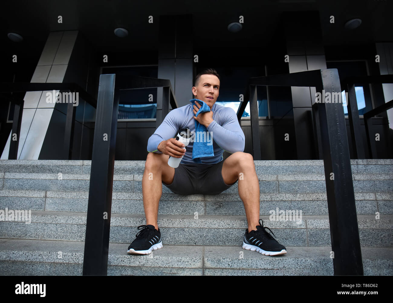 Sporty giovane di riposo dopo la formazione all'aperto Foto Stock