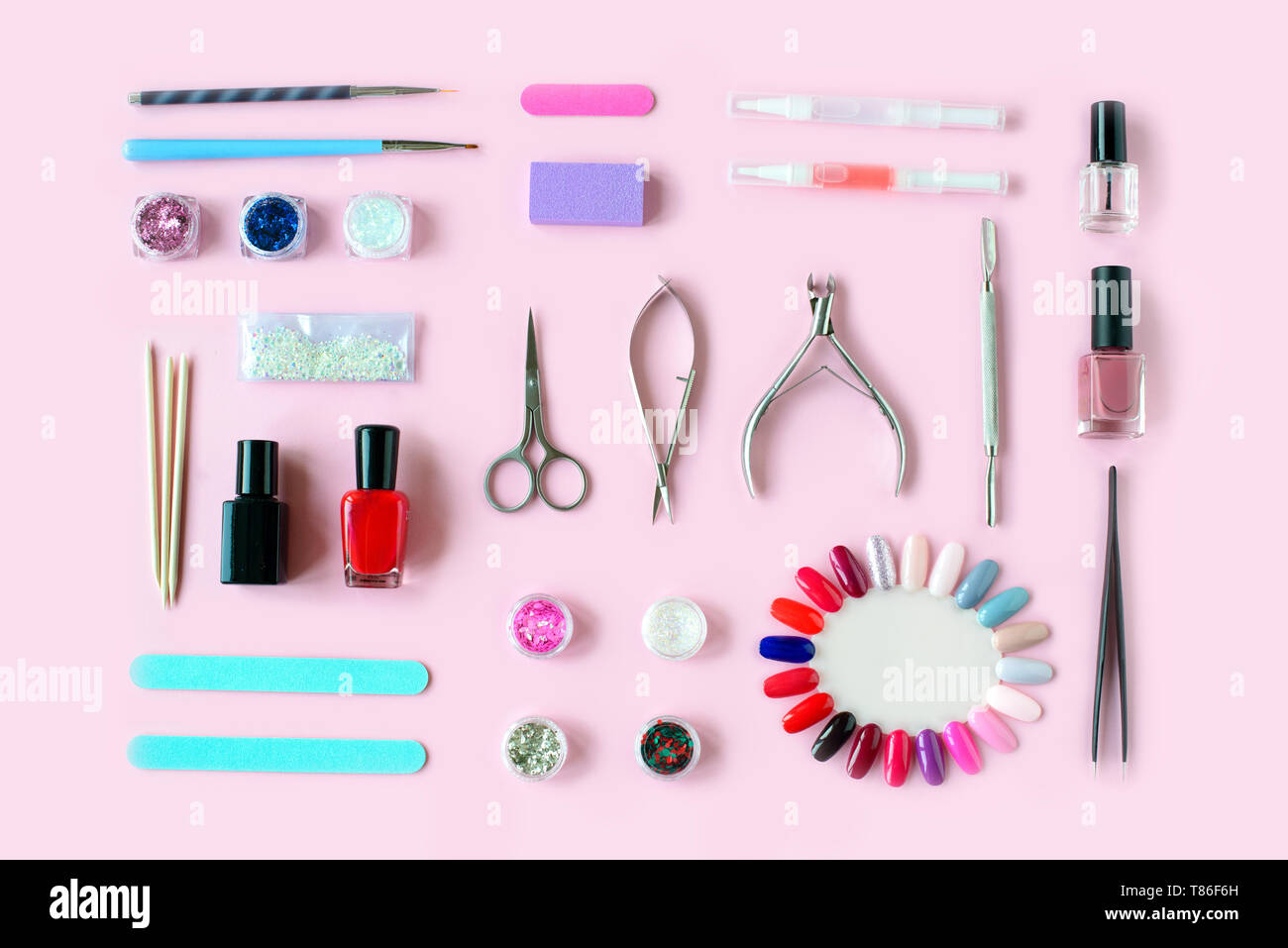 Set di varie manicure e pedicure strumenti e accessori su sfondo rosa. Vista dall'alto. Foto Stock