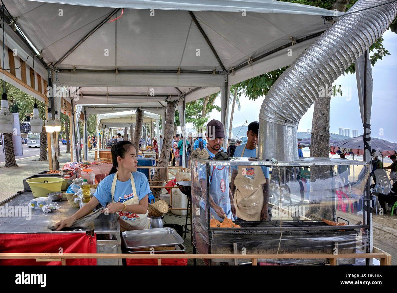 Gruppo Estrattore fumi e imbuto estrattore dotato di un cibo di strada di stallo del fornitore della Thailandia del sud-est asiatico Foto Stock