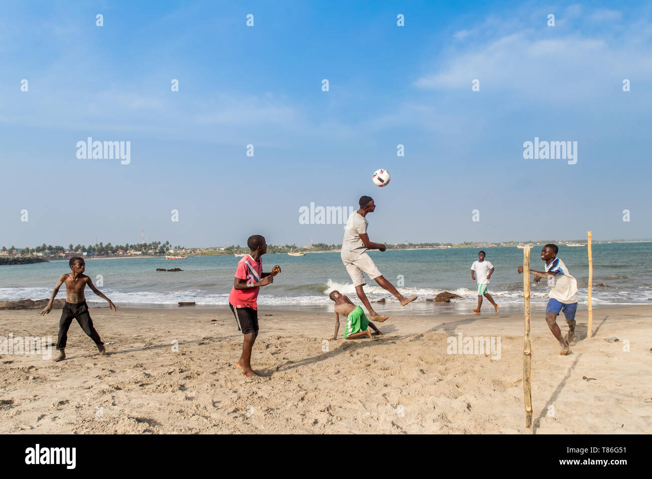 Ragazzi che giocano a calcio su una spiaggia a Cape Coast, in Ghana. Foto Stock