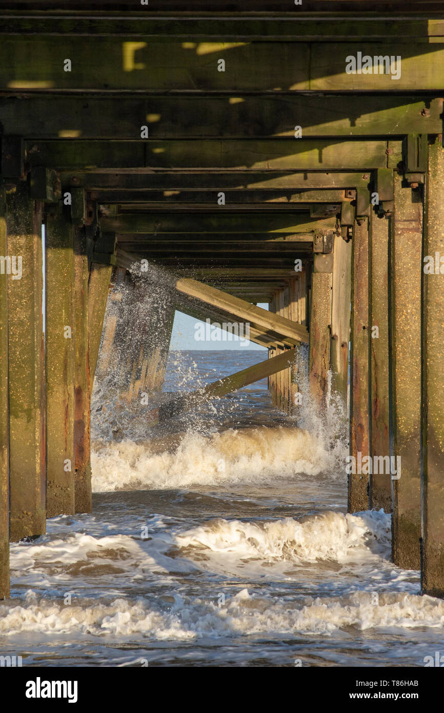 Onde che si infrangono sulla Claremont Pier, Lowestoft. Foto Stock