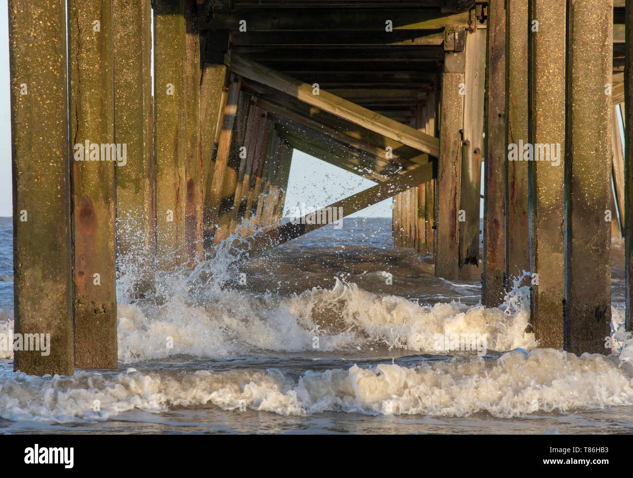 Onde che si infrangono sulla Claremont Pier, Lowestoft. Foto Stock