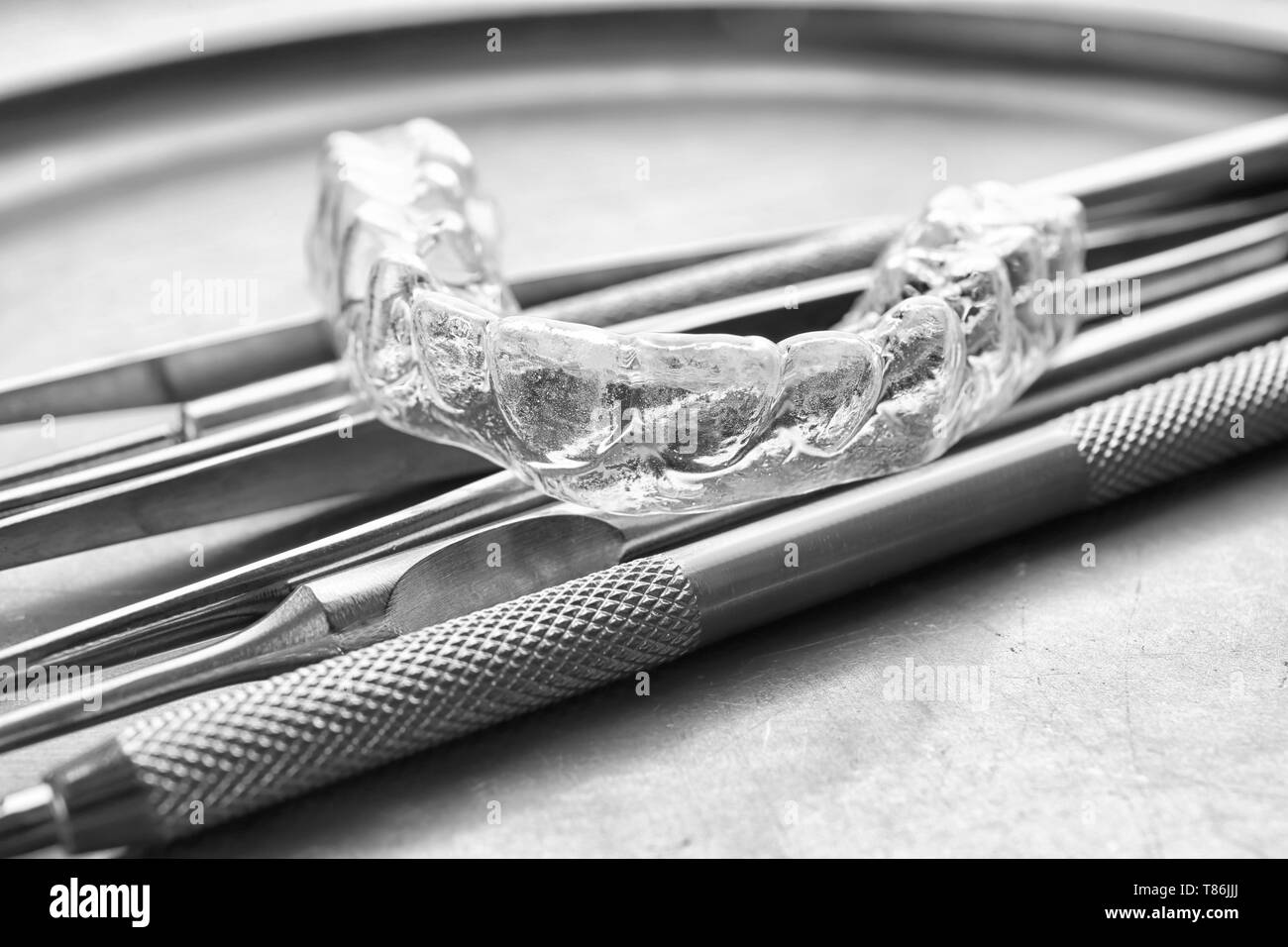 Vassoio con strumenti dentali e splint occlusale, primo piano Foto Stock