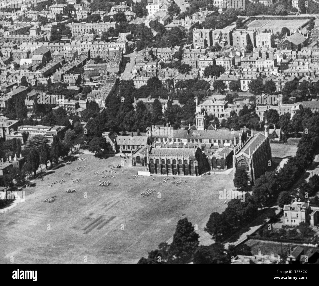 Un bianco e nero fotografia aerea adottate il 21 giugno 1921 mostra Cheltenham College e la zona circostante, nel Gloucestershire, Inghilterra. Foto Stock