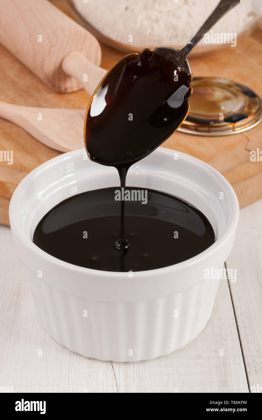 La melassa blackstrap melassa o un scuro viscoso di sciroppo di zucchero prodotta dalla canna da zucchero e usato come dolcificante in cottura e cottura Foto Stock