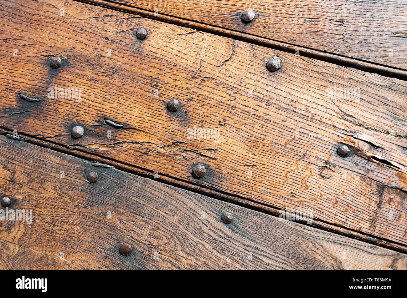 Le pareti e le decorazioni in legno verniciato per la casa di paese, rovinati dal tempo. Foto Stock