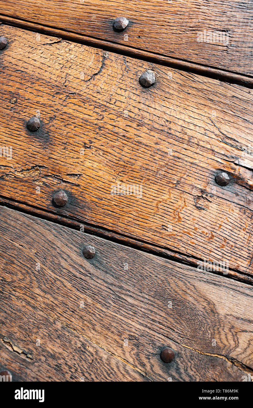 Le pareti e le decorazioni in legno verniciato per la casa di paese, rovinati dal tempo. Foto Stock
