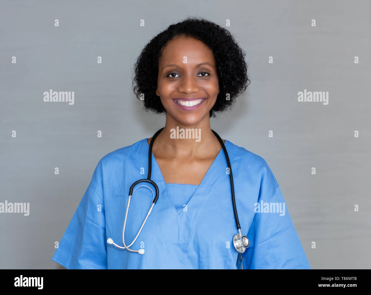 Ritratto di ridere african american infermiere su sfondo grigio Foto Stock