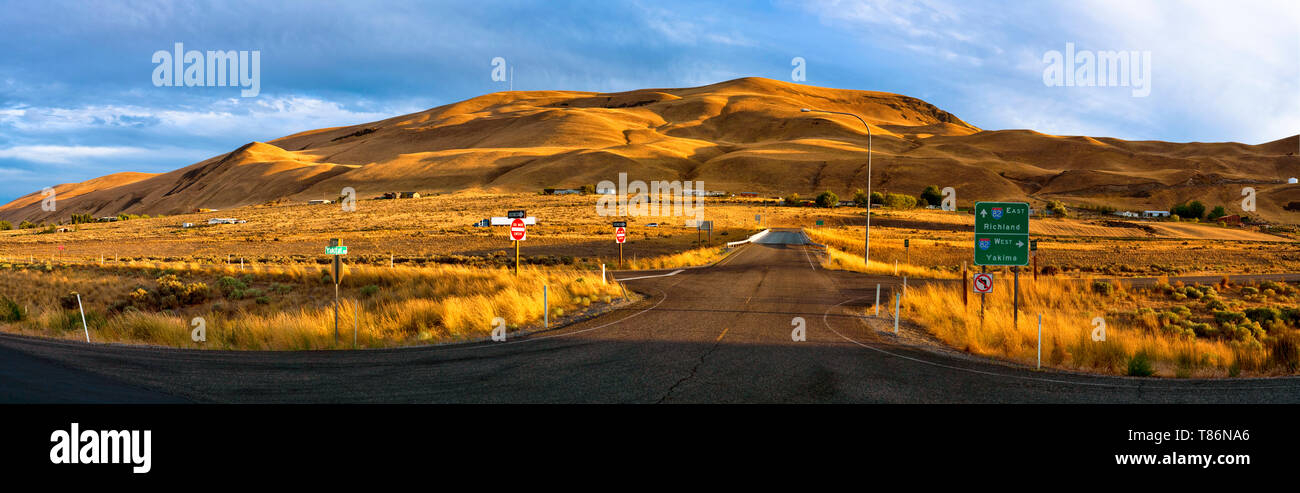 Freeway Onramp con le colline in background Foto Stock