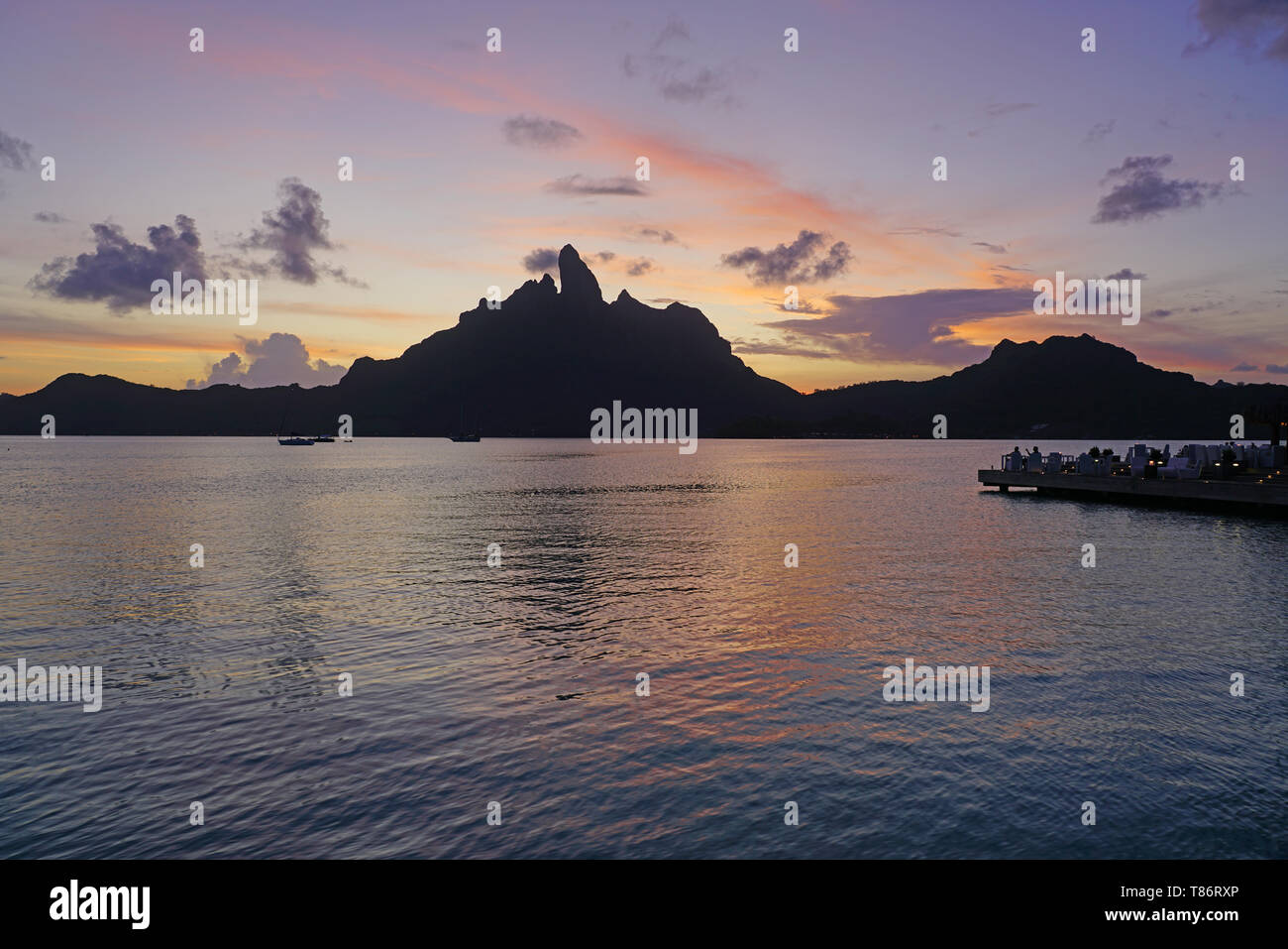 BORA BORA, Polinesia francese -4 DEC 2018- vista notturna del Monte Otemanu mountain visto dalla St Regis Bora Bora Resort sulla laguna in francese Po Foto Stock