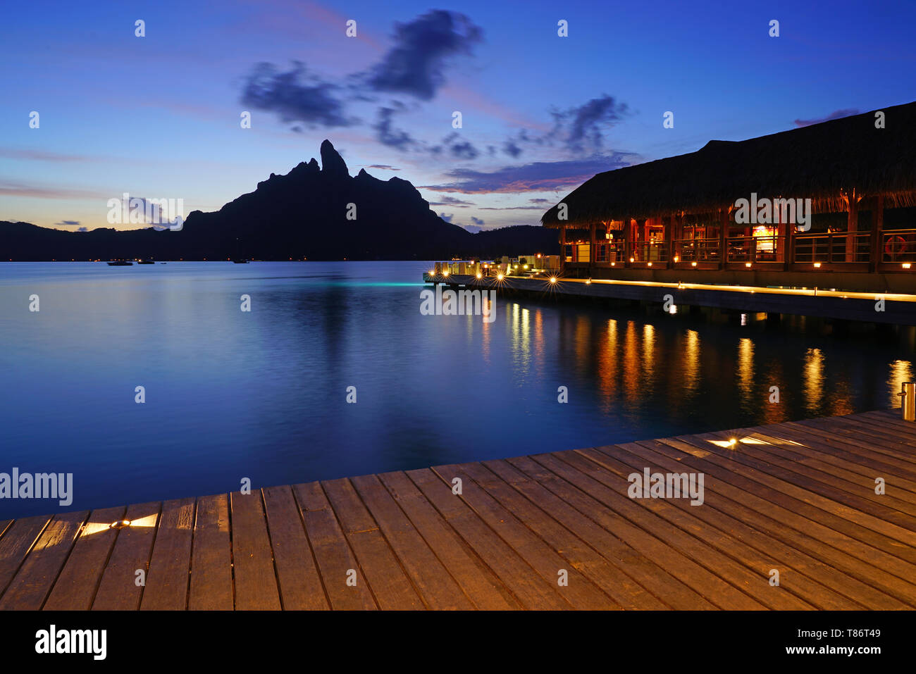 BORA BORA, Polinesia francese -4 DEC 2018- vista notturna del Monte Otemanu mountain visto dalla St Regis Bora Bora Resort sulla laguna in francese Po Foto Stock