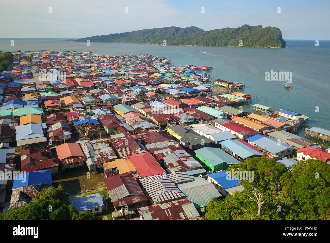 Kg. Sim Sim acqua tradizionale villaggio situato lungo il lungomare. Sandakan una volta noto come Little Hong Kong del Borneo. Foto Stock