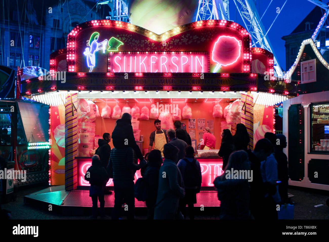 Il cotone candy fornitore su Piazza Dam in Amsterdam, Paesi Bassi. Ottobre 2017 Foto Stock