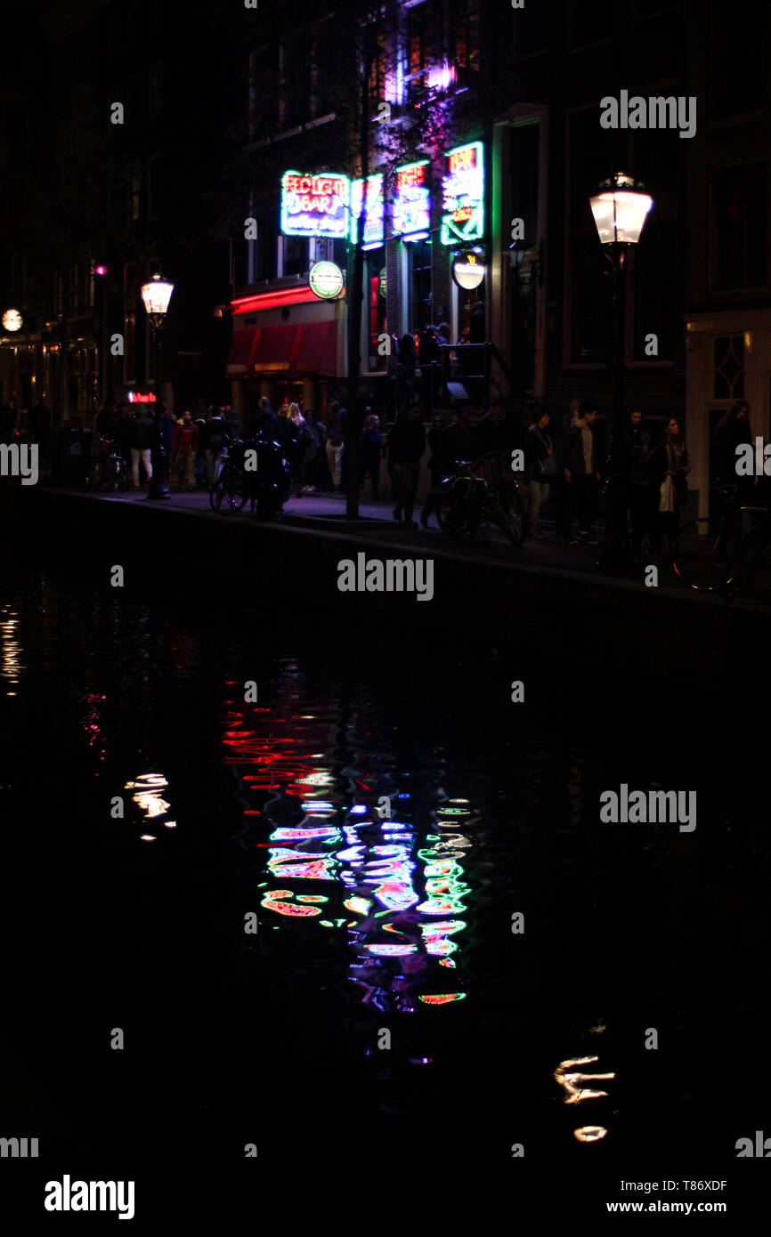 Luce al neon riflessioni sul canal Oudezijds Achterburgwal in Amsterdam, Paesi Bassi Foto Stock
