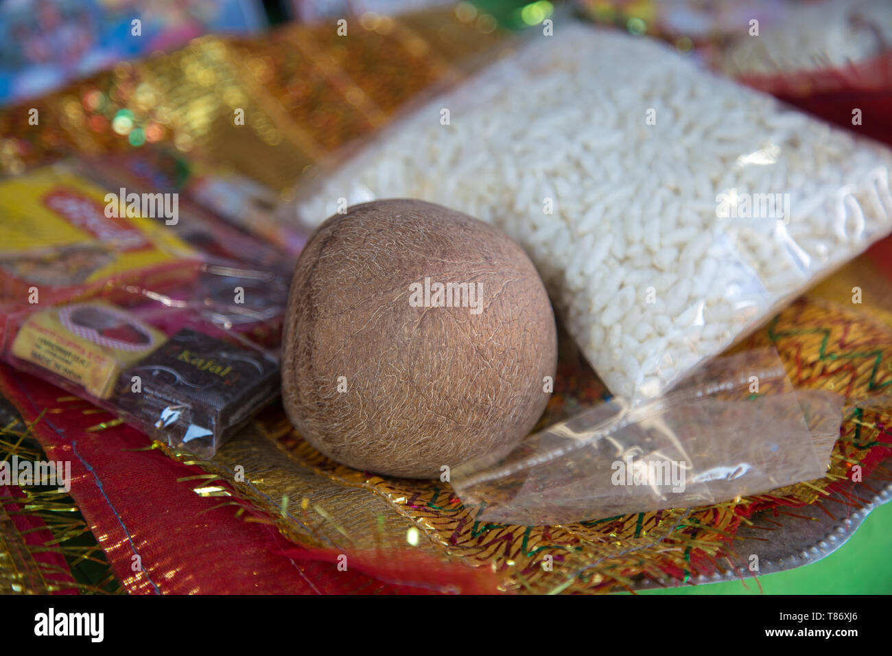 Noci di cocco e Pooja elementi al di fuori del tempio Foto Stock