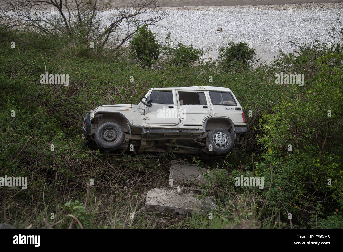 Danni rotto auto sulla zona collinare in India Foto Stock
