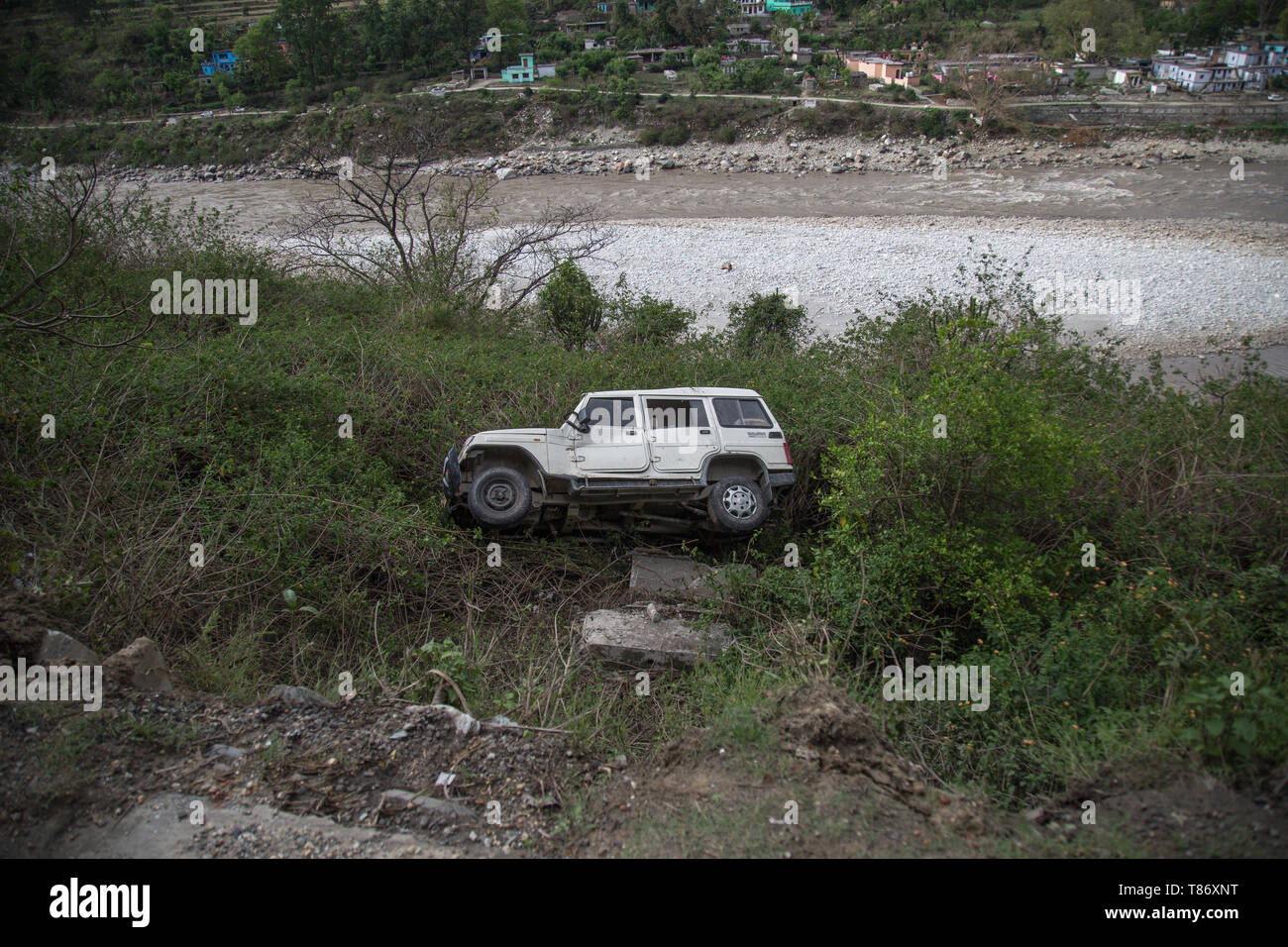 Danni rotto auto sulla zona collinare in India Foto Stock