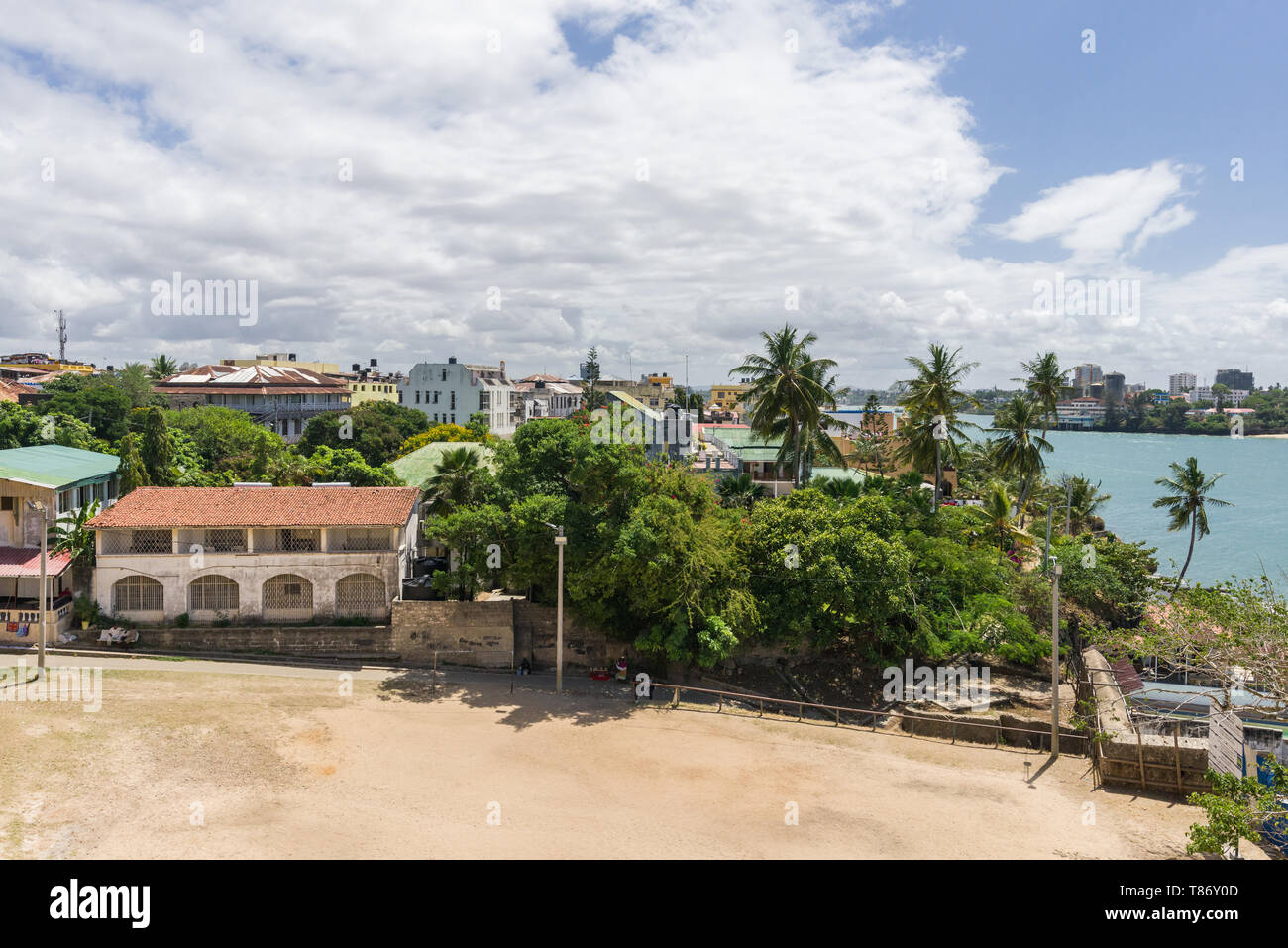 Vista la città vecchia di Mombasa da Fort Jesus, Mombasa, in Kenya Foto Stock