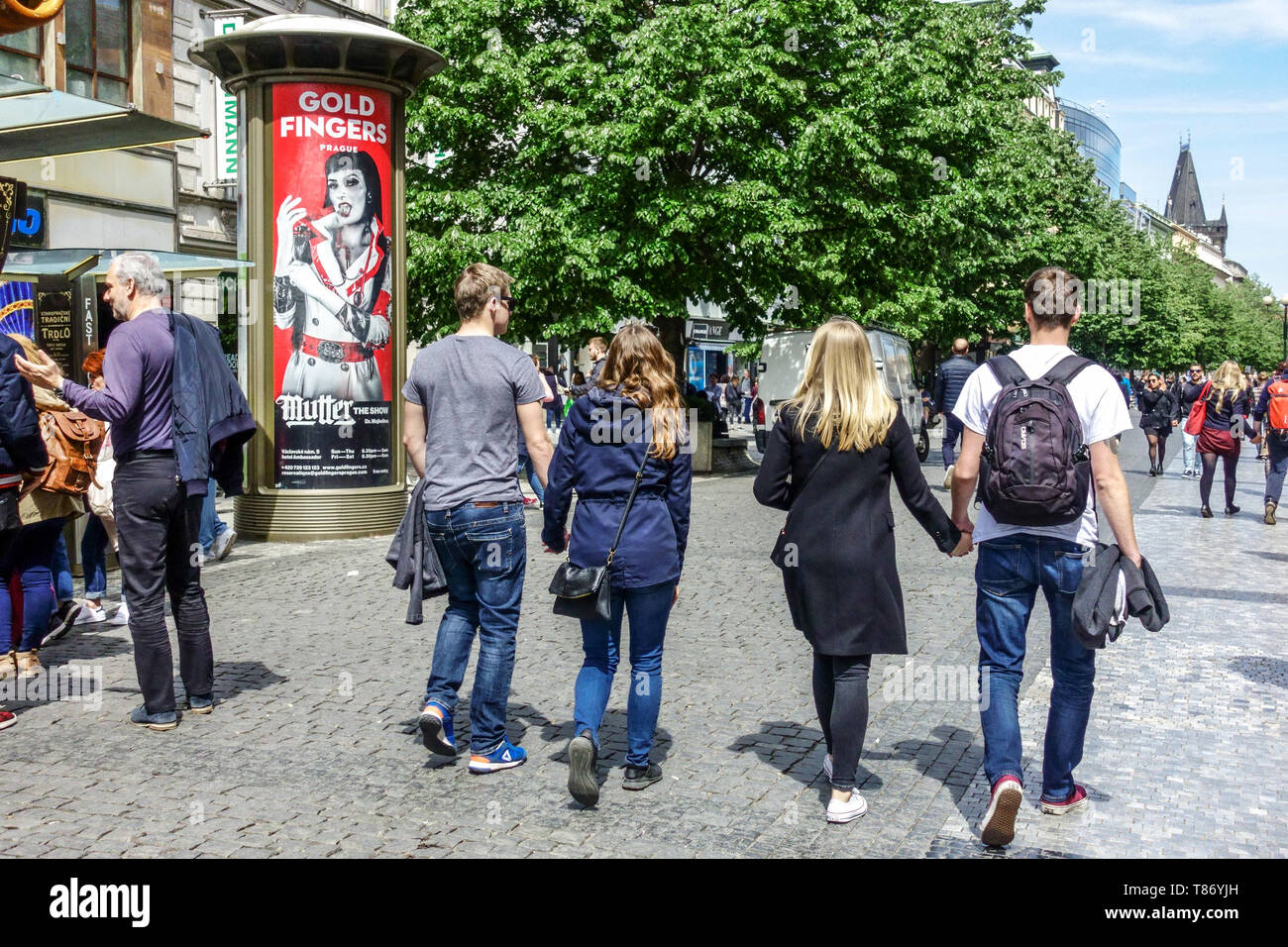 Praga Turismo Repubblica Ceca. Turisti che camminano in via Na Prikope nel centro di Praga, persone che camminano per i pedoni della strada Foto Stock