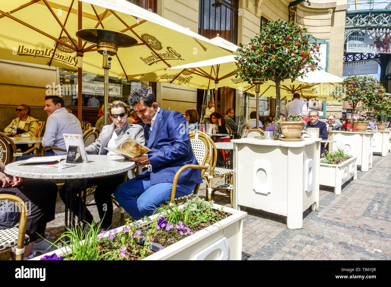 Ristorante di Praga persone turisti scegliendo il menu nel ristorante Obecni dum, Casa Municipale Na Prikope Praga Street Foto Stock