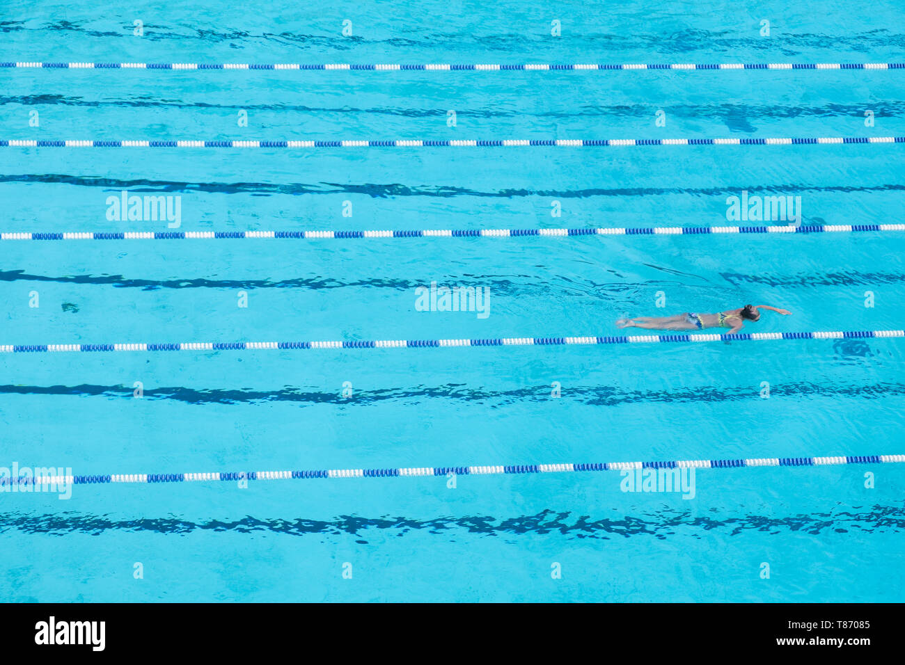 Lahti, Finlandia - Luglio 1, 2017: semplice vista piscina con nuotatore e acqua turchese nella piscina all'aperto. Foto Stock