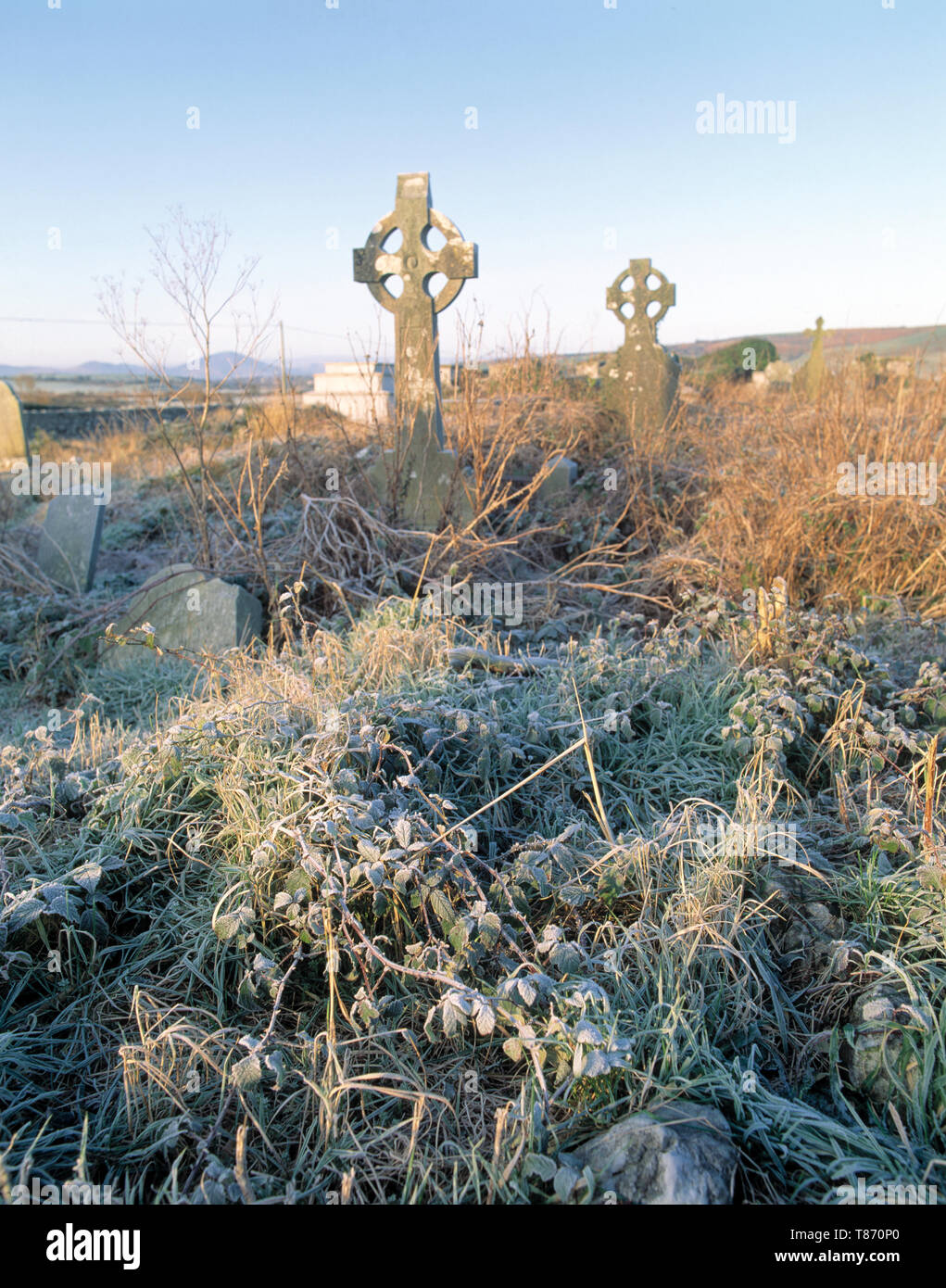 Cimitero di sepoltura coperto di gelo invernale, nella contea di Kerry, Irlanda Foto Stock