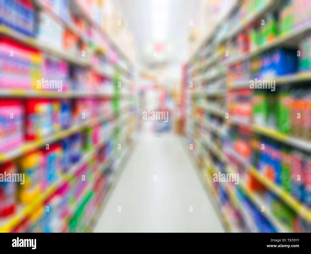 Scena sfocata del ripiano del corridoio colorato alimentari Foto Stock