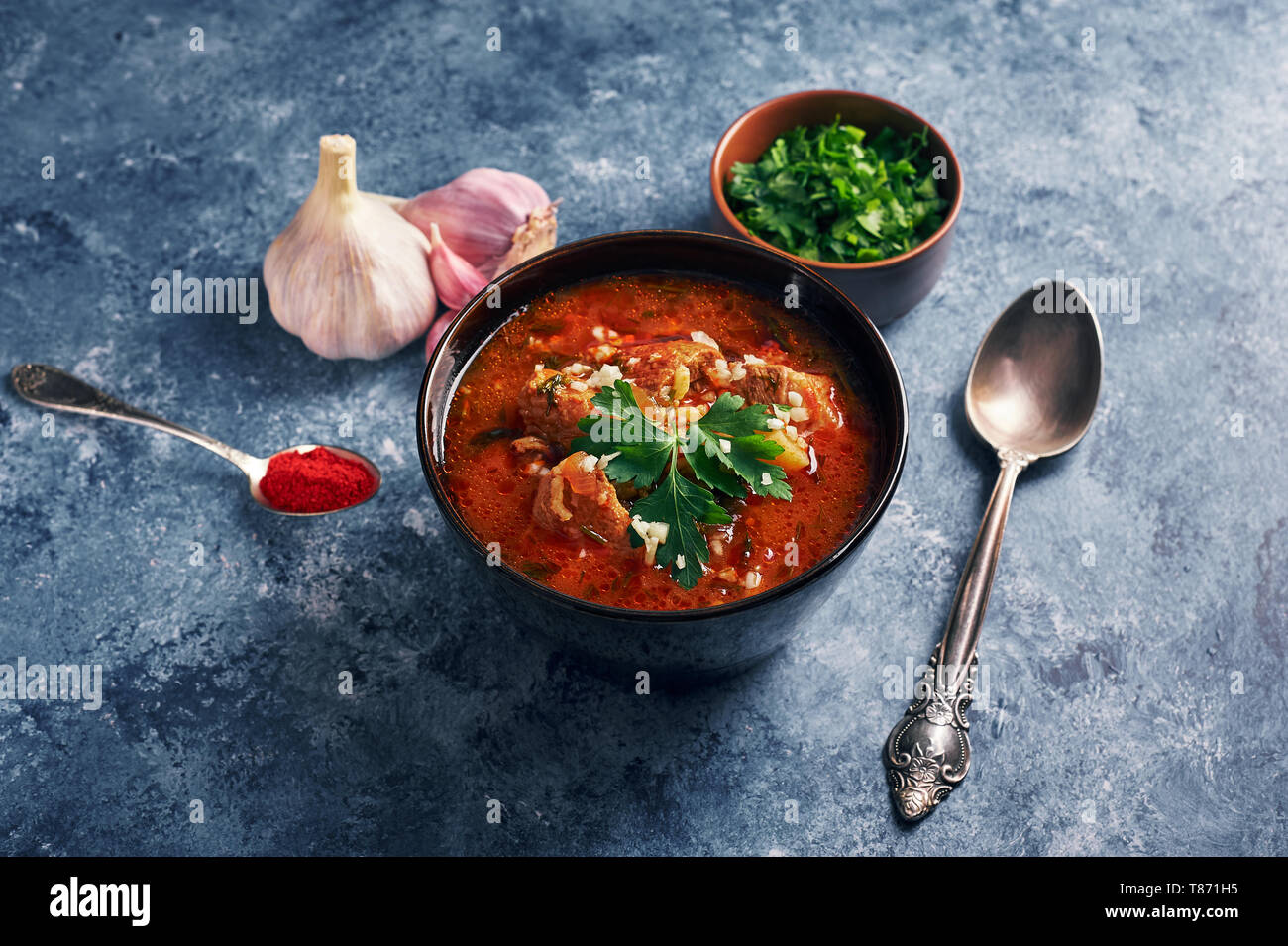Zuppa Kharcho - nazionale georgiano piatto di cucina con carni bovine, riso, aglio e salsa tkemali. Tradizionale autentico cibo caucasica Foto Stock
