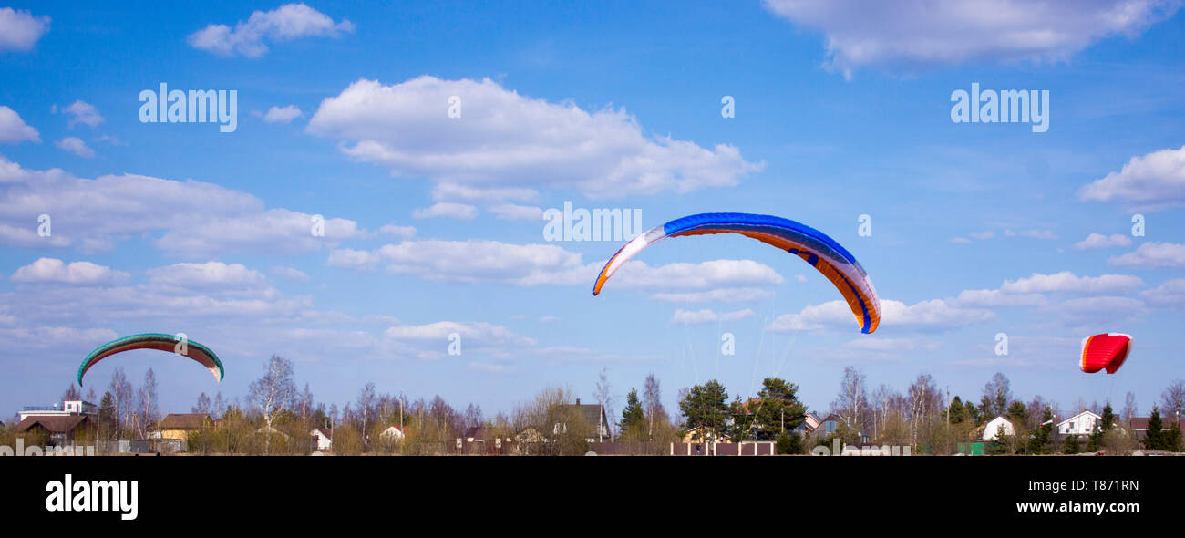 Regione di Leningrado Aprile 2019 parapendio vola contro lo sfondo di campi, terra. Vista da sopra. Parapendio Foto Stock