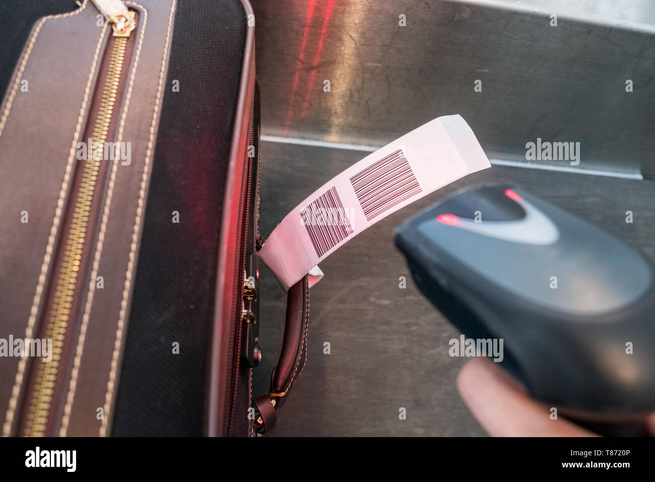 Scanner laser del lettore di codici a barre a scansione per il caricamento di borsa bagagli in aeroporto Foto Stock