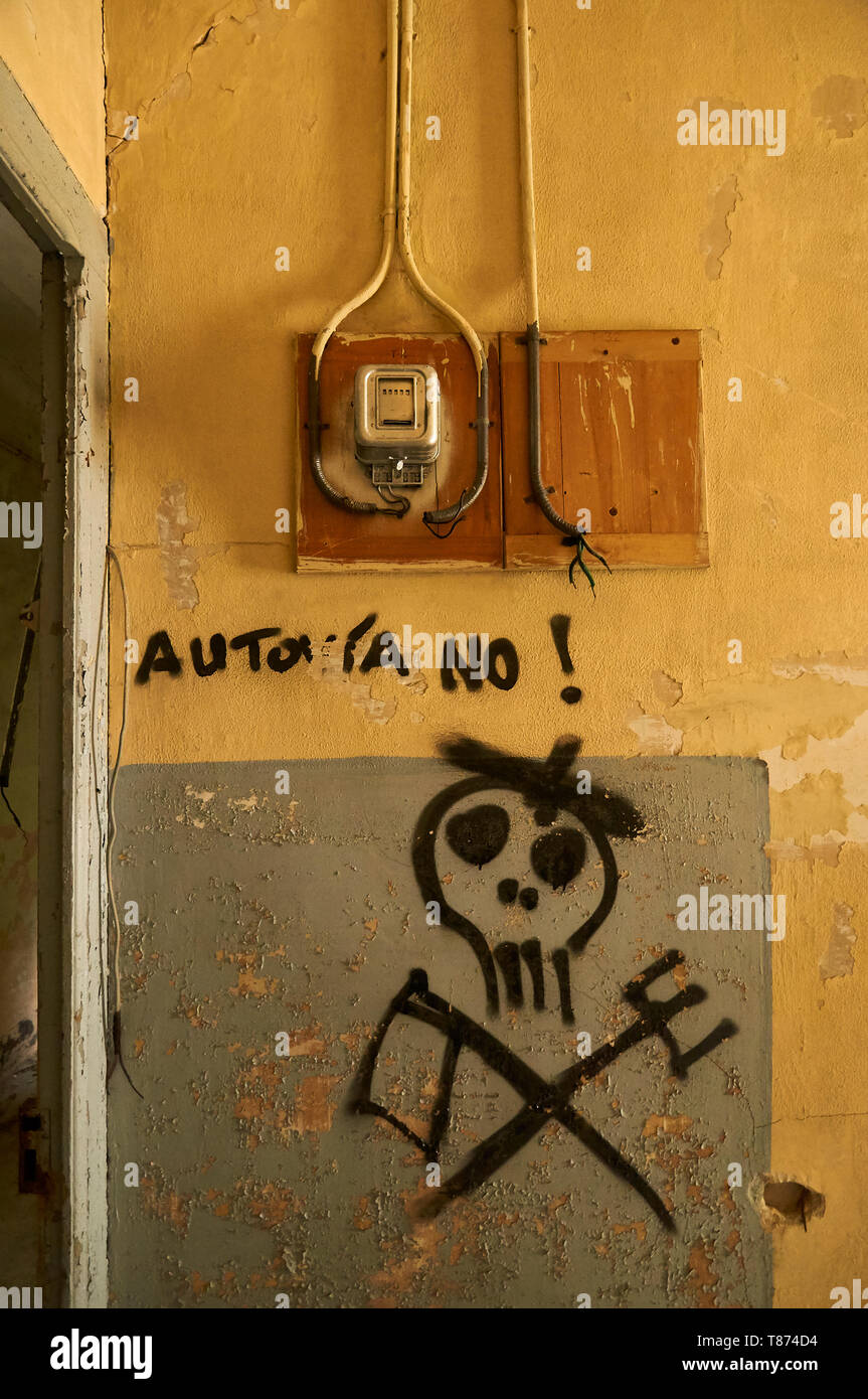 Interno della rovina dei servizi coperti da graffiti a Canfranc stazione ferroviaria internazionale (a Canfranc, Pirenei, Huesca, Aragona, Spagna) Foto Stock