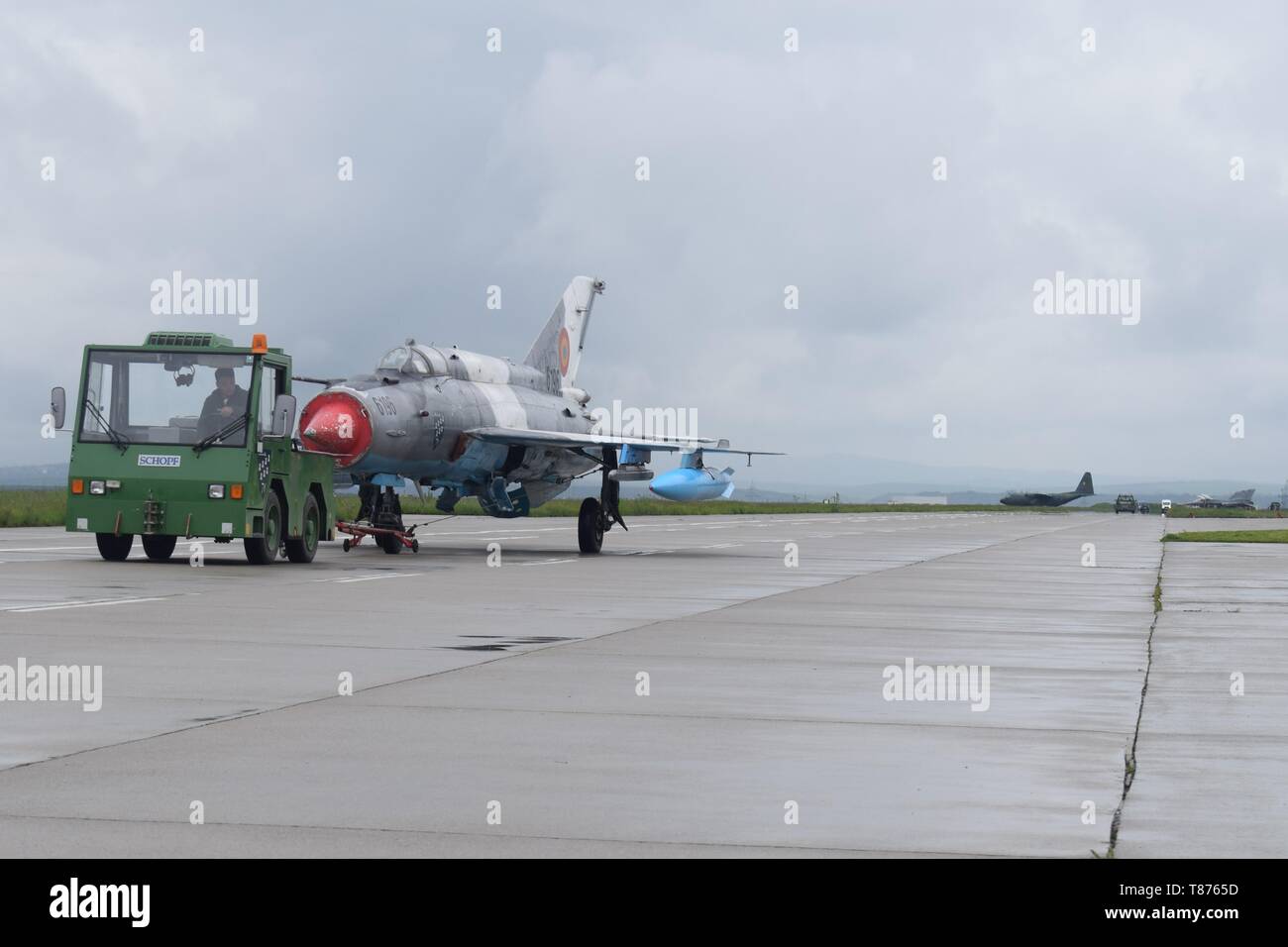 Un rumeno MiG-21 LanceR viene nuovamente posizionato vicino al F-16C Fighting Falcon aeromobile assegnati per la 301st Fighter Wing, Naval Air Station Base comune di Fort Worth, Texas, distribuito a sostegno del teatro del pacchetto di sicurezza 19.1 come Expeditionary 457th Fighter Squadron, Campia Turzii, Romania, 10 maggio 2019. Finanziato attraverso il Fondo europeo per la dissuasione iniziativa, TSP 19.1 fornisce una più solida struttura militare degli Stati Uniti la presenza di rotazione nel teatro europeo, in grado di scoraggiare, e se necessario, rispondere alle minacce a livello regionale. Mentre in teatro, questi personale e aeromobili parteciperà in più disponibilità exe Foto Stock