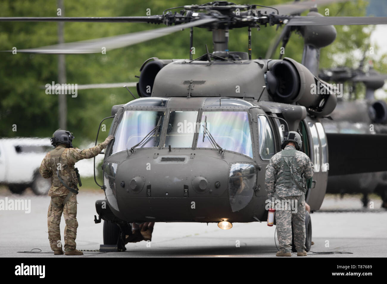 Due Stati Uniti Esercito UH-60 Blackhawk elicotteri, assegnato alla società di Charlie, 185th elicottero d'assalto battaglione, terre sulla zona di atterraggio (LZ) in guerra Hill Park, Dawsonville, Ga., 8 maggio 2019. La formazione annuale evento organizzato da 5 Ranger del battaglione di formazione, Rangers dà la possibilità di diventare abili in acqua gli sbarchi, offrendo la comunità locale la possibilità di vedere il treno dei Rangers nel Lago Lanier area. (U.S. La riserva di esercito di foto dal personale Sgt. Austin Berner) Foto Stock