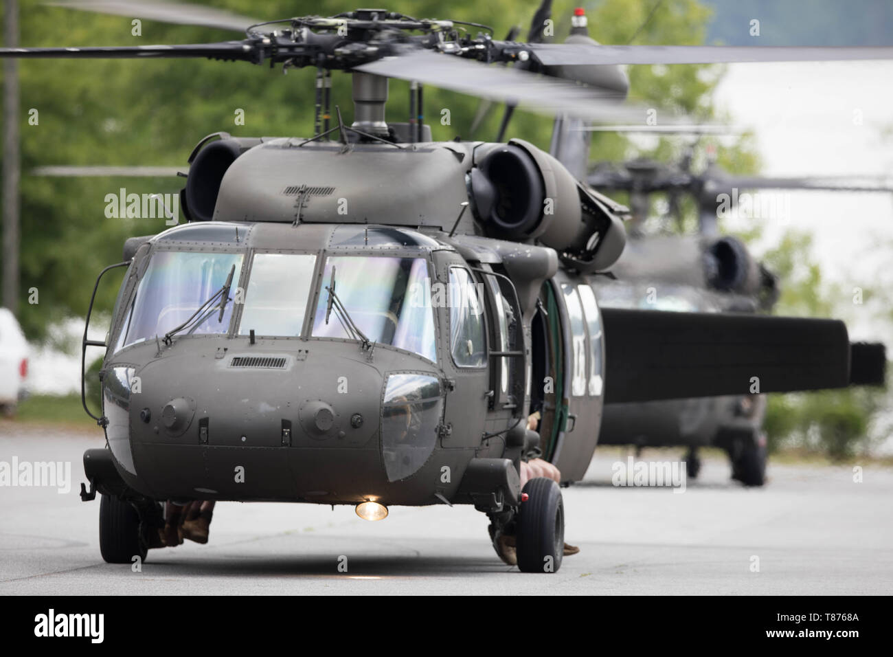 Due Stati Uniti Esercito UH-60 Blackhawk elicotteri, assegnato alla società di Charlie, 185th elicottero d'assalto battaglione, si prepara a prendere il via dalla zona di atterraggio (LZ) in guerra Hill Park, Dawsonville, Ga., 8 maggio 2019. La formazione annuale evento organizzato da 5 Ranger del battaglione di formazione, Rangers dà la possibilità di diventare abili in acqua gli sbarchi, offrendo la comunità locale la possibilità di vedere il treno dei Rangers nel Lago Lanier area. (U.S. La riserva di esercito di foto dal personale Sgt. Austin Berner) Foto Stock
