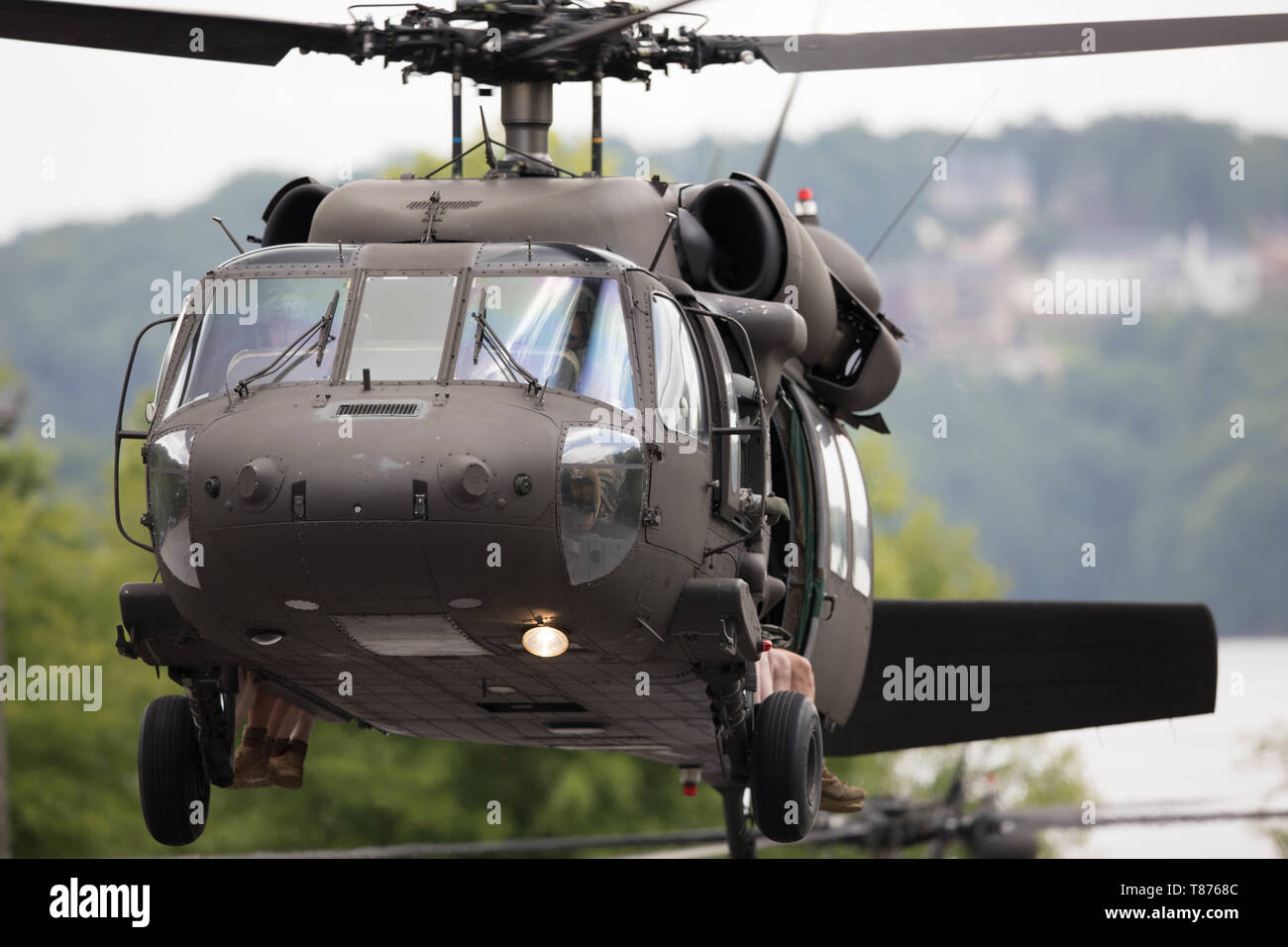 Un U.S. Esercito UH-60 Blackhawk elicottero, assegnato alla società di Charlie, 185th elicottero d'assalto battaglione, tiene fuori dalla zona di atterraggio (LZ) in guerra Hill Park, Dawsonville, Ga., 8 maggio 2019. La formazione annuale evento organizzato da 5 Ranger del battaglione di formazione, Rangers dà la possibilità di diventare abili in acqua gli sbarchi, offrendo la comunità locale la possibilità di vedere il treno dei Rangers nel Lago Lanier area. (U.S. La riserva di esercito di foto dal personale Sgt. Austin Berner) Foto Stock