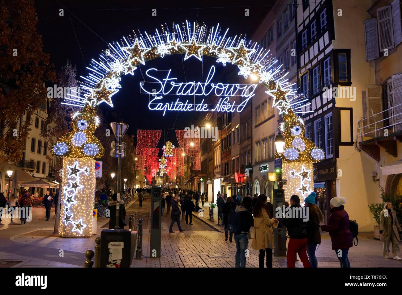 Francia, Bas Rhin, Strasburgo, città vecchia elencati come patrimonio mondiale dall UNESCO, il grande arco &#x201c;Strasburgo, capitale di Natale&#x201d; situato all'ingresso della strada del vecchio mercato del pesce Foto Stock