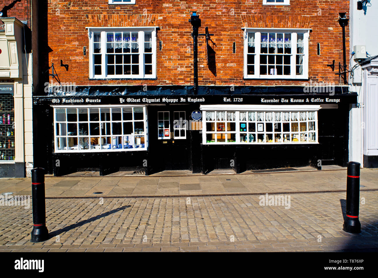 Più antica farmacia in Inghilterra, la piazza del mercato, Knaresborough, Inghilterra Foto Stock